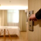 Jak odpowiednio zabezpieczyć pokój hotelowy?